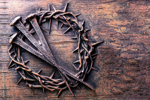 Leinwand Poster Crown of thorns and nails engraved on stone