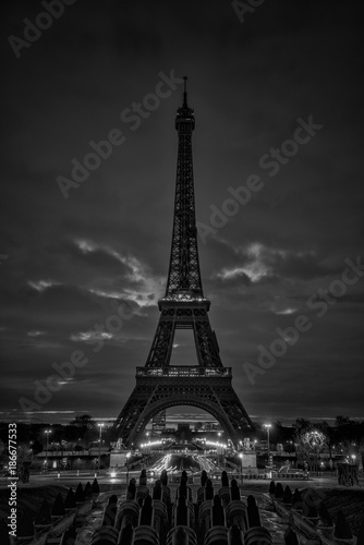 Fototapeta Naklejka Na Ścianę i Meble -  Bland & White of the Eiffel tower