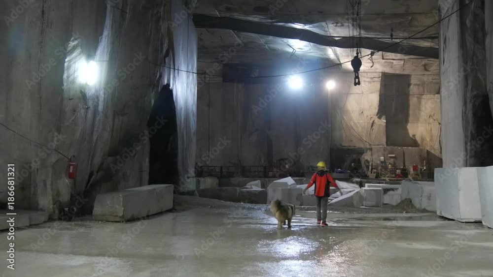 Geologo nella miniera di marmo a Carrara Geologo nella miniera di marmo a Carrara