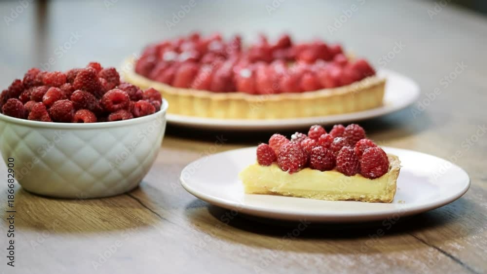 Put in a bowl a piece of raspberry tart Put in a bowl a piece of raspberry tart