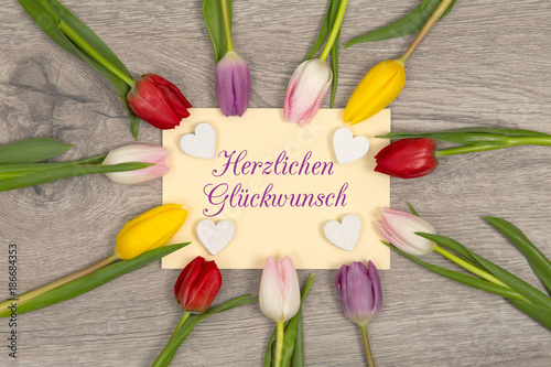 Tulpen und Karte: Herzlichen Glückwunsch