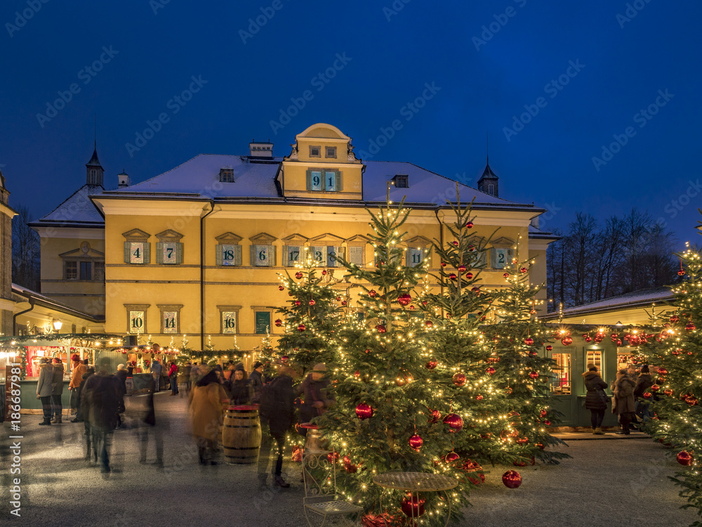 Fototapeta premium Jarmark bożonarodzeniowy Pałac Hellbrunn, Salzburg, Austria