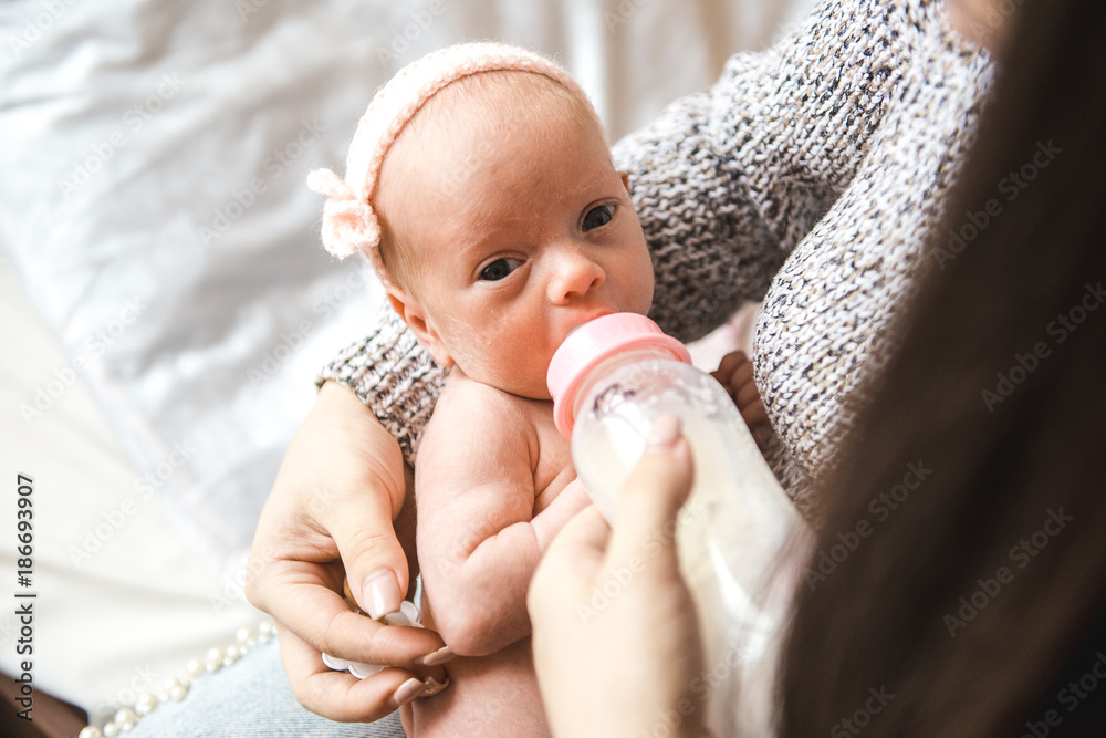 Bottle-feeding babies: giving the bottle