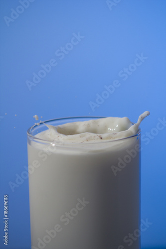 Splash en vaso de leche