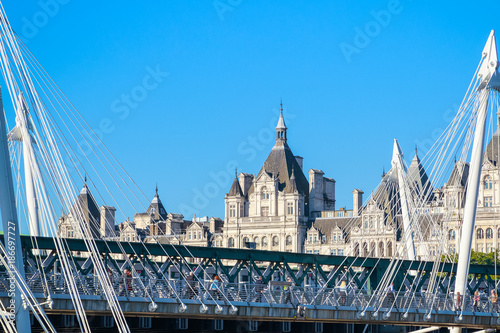 Платно Golden Jubilee Bridges with Whitehall Court in the background in London