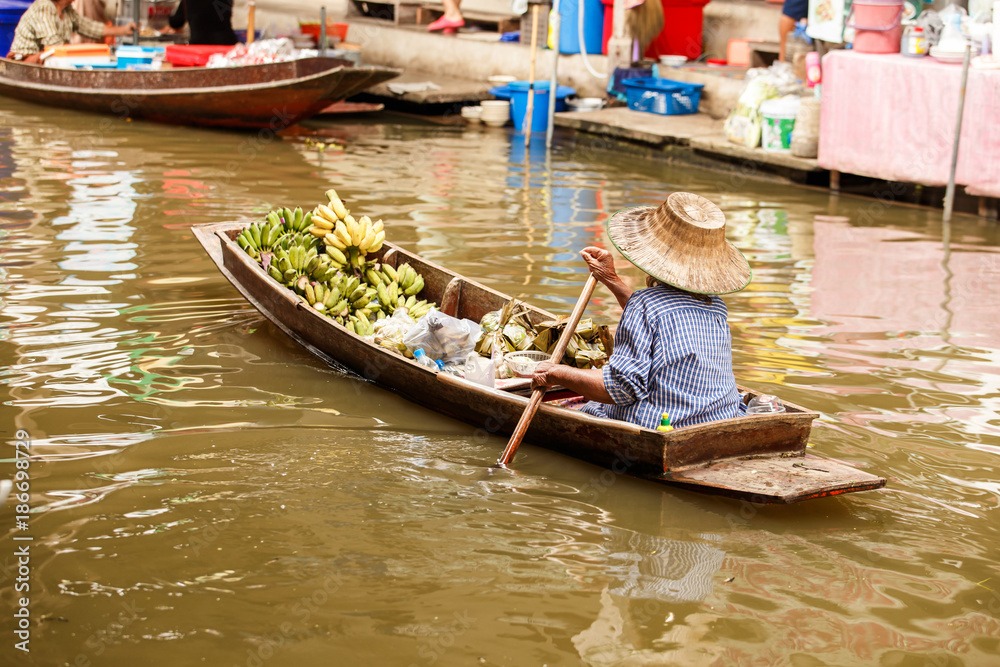 Damnoen Saduak floating market in Ratchaburi near Bangkok, Thailand Damnoen Saduak floating market in Ratchaburi near Bangkok, Thailand