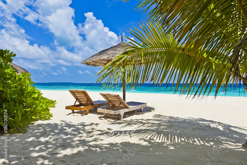 Maledivenstrand mit Sonnenschirm und Liegen © Composer