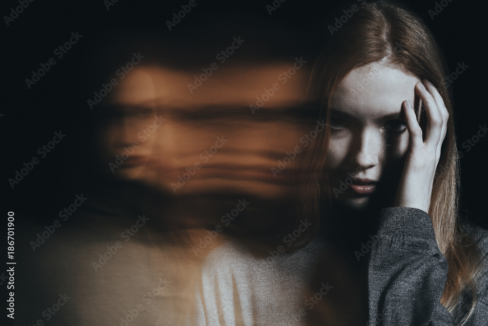 Young girl with hallucinations - obrazy, fototapety, plakaty 