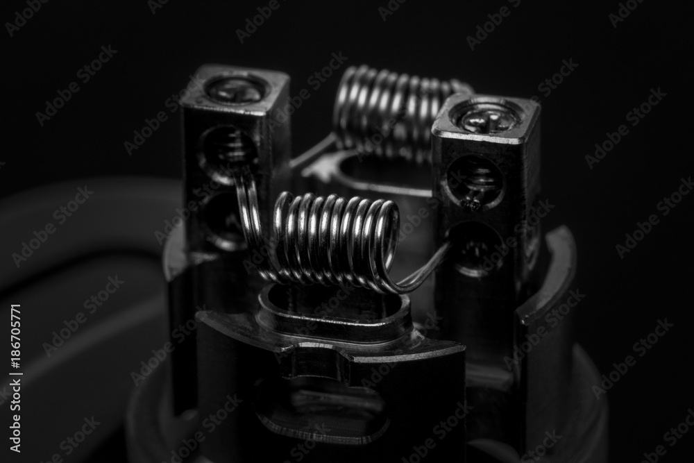 Naklejka premium Makroaufnahme eines Verdampferdecks mit Dual-Coil Wicklung für E-Zigaretten