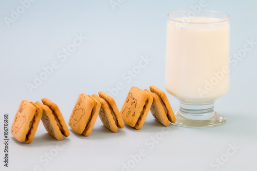 Fotografi Bolachas isoladas acompanhadas com leite e cereal.