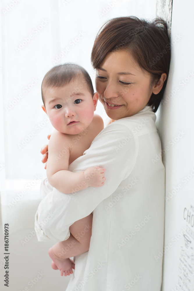 抱っこされた赤ちゃん 抱っこされた赤ちゃん