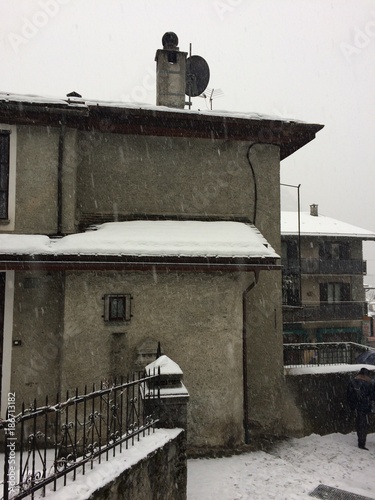 chiesa sotto la neve photo