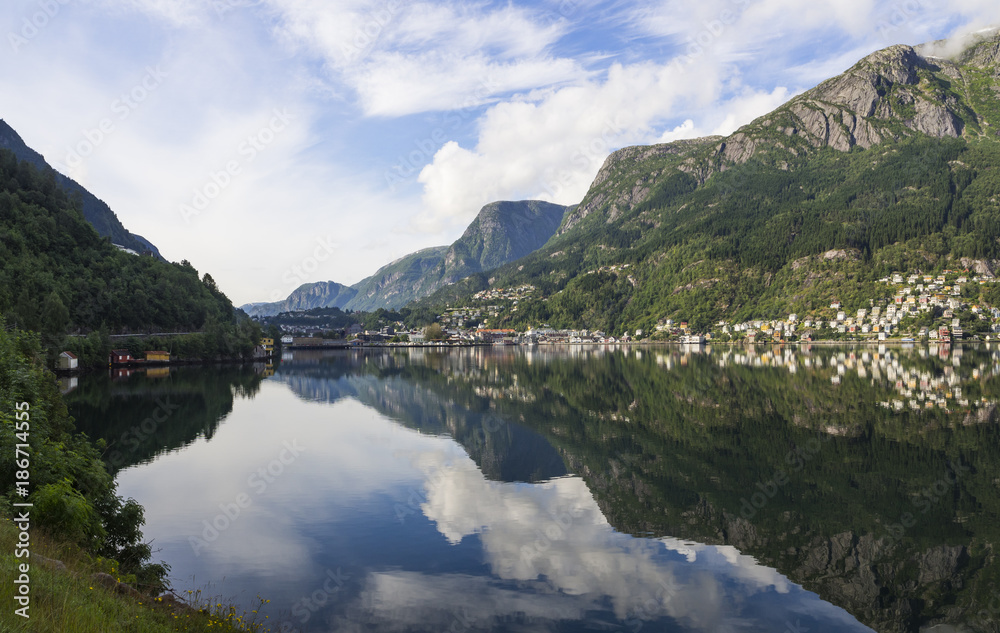 Paisajes reflejados en el agua desde Odda a Kinsarvik, en el sur de Noruega, verano de 2017