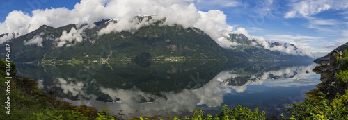 Paisajes reflejados en el agua desde Odda a Kinsarvik, en el sur de Noruega, verano de 2017