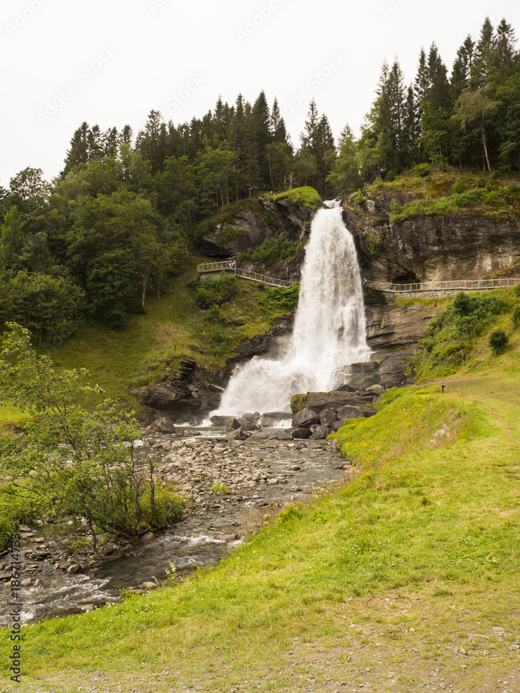 Paisaje en Norheimsund, norte del Hardangerfjord, donde se ubica la impresionante cascada Steinsdalsfossen, rodeada de vegetación alpina, Noruega, en el verano de 2017 Paisaje en Norheimsund, norte del Hardangerfjord, donde se ubica la impresionante cascada Steinsdalsfossen, rodeada de vegetación alpina, Noruega, en el verano de 2017