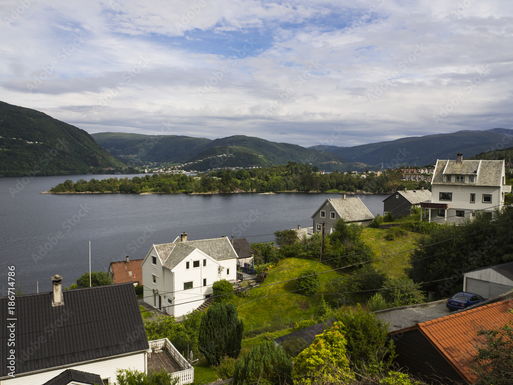 Vistas de montañas, las casas y la costa del pueblo de Norheimsund, Noruega, verano de 2017. 