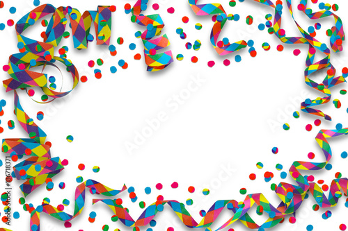 bunte party deko freigestellt auf weißem hintergrund, rahmen aus papierschlangen und konfetti von oben, draufsicht