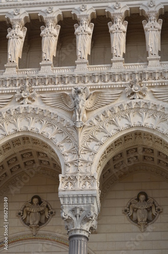 Détails de la façade de la Cathédrale Notre-Dame de Fourvière (Lyon) 
