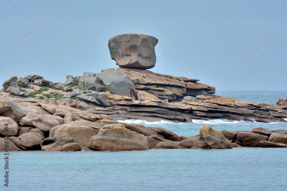 Le dé, rocher de la côte de granit rose à Trégastel en Bretagne