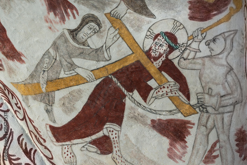 Foto Jesus carrying the cross on via dolorosa, simon from cyrene helps him
