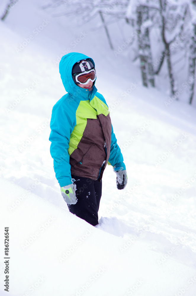 snowboard en poudreuse - jeune femme heureuse snowboard en poudreuse - jeune femme heureuse