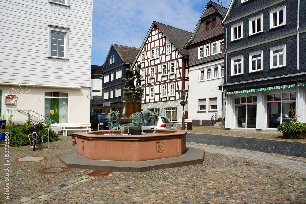 Naklejka premium Brunnen in der Kleinstadt Bad Laasphe im Süden von Nordrhein-Westfalen 