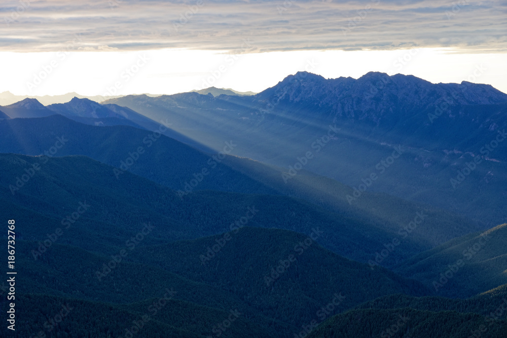 Naklejka premium Sun setting behind the Olympic Mountains