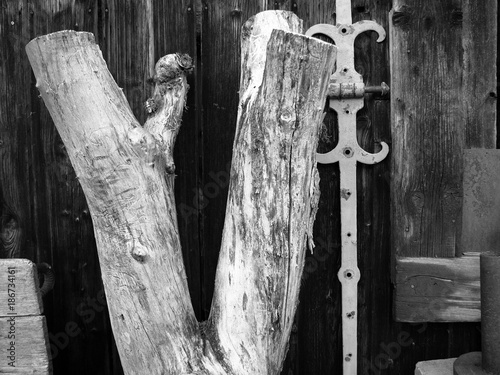 Altes Holz und rostige Beschläge einer Tür auf einem Bauernhof im Winter in Rudersau bei Rottenbuch im Pfaffenwinkel im Kreis Weilheim-Schongau in Oberbayern, fotografiert in klassischem Schwarzweiß photo