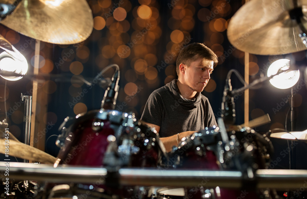 Naklejka premium male musician playing drum kit at concert