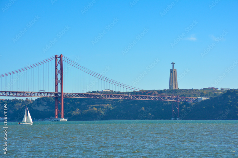 Naklejka premium Lisbonne: Pont du 25 avril et sanctuaire du Christ Roi