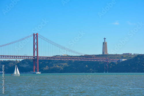 Lisbonne  Pont du 25 avril et sanctuaire du Christ Roi