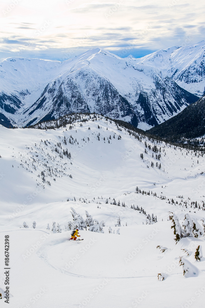 Obraz premium Young man skiing in the mountains