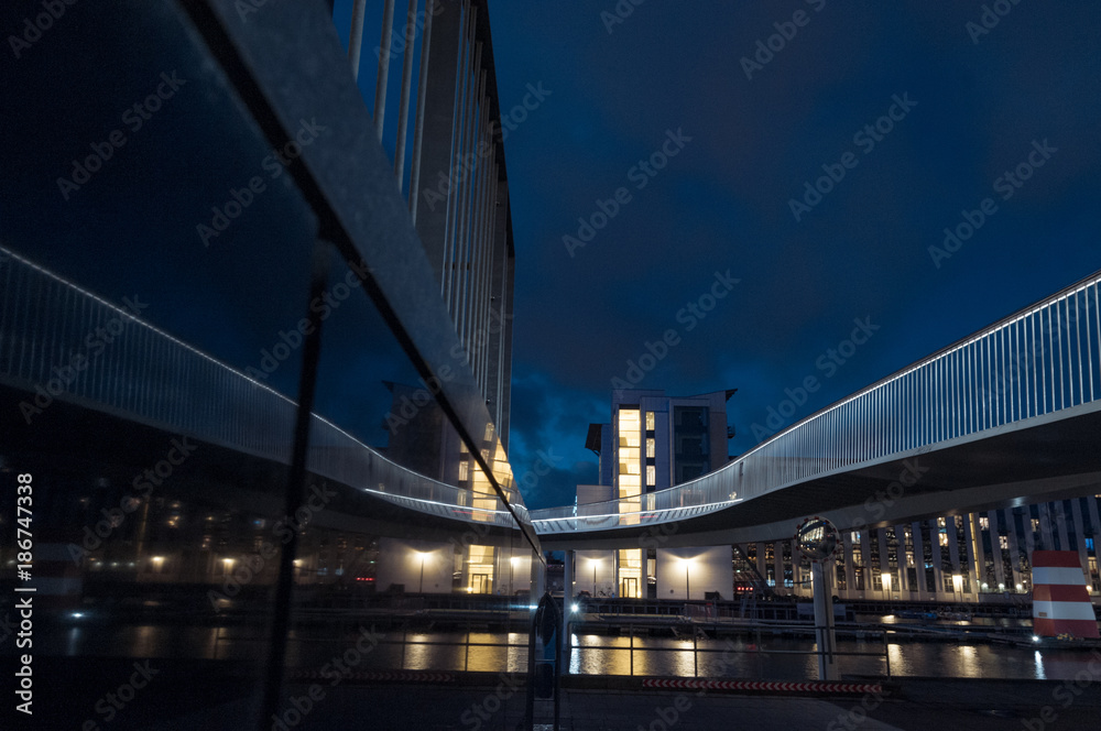 Moderne Architektur, Fahrradbrücke am Fisketorvet | Bicycle Snake bei Nacht, Kopenhagen