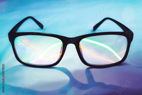 Brille mit futuristischem Glas