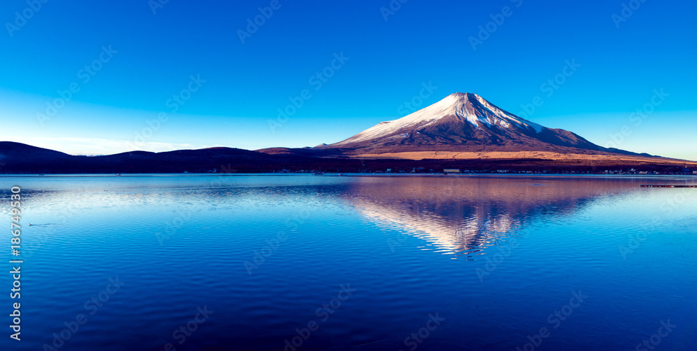 富士山と山中湖の逆さ富士