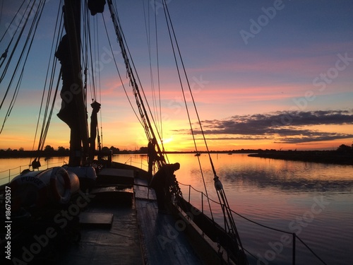 Fototapeta Naklejka Na Ścianę i Meble -  Early morning sailing
