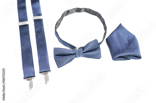 Fliege, Hosenträger und Einstecktuch isoliert 