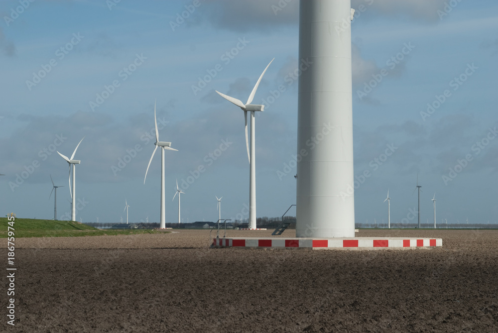 Windmolenpark Kluutmolen langs de A6 nabij Almere Windmolenpark Kluutmolen langs de A6 nabij Almere