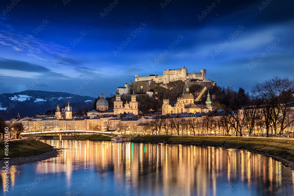 Die historische Altstadt von Salzburg in Österreich bei Nacht und Sternenhimmel