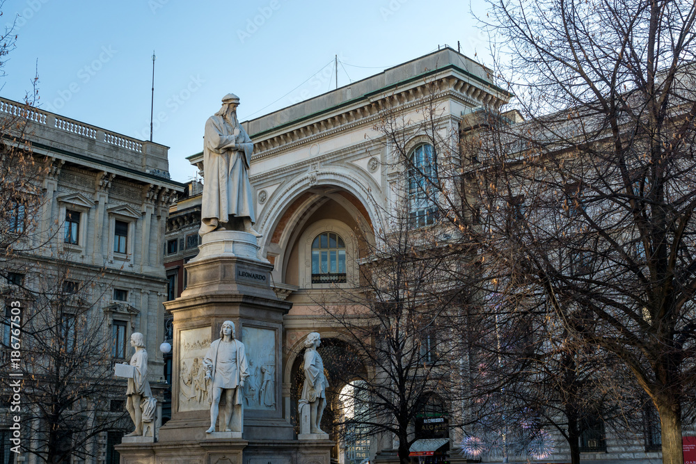 Piazza della Scala with statue of Leonardo da Vinci, Milano