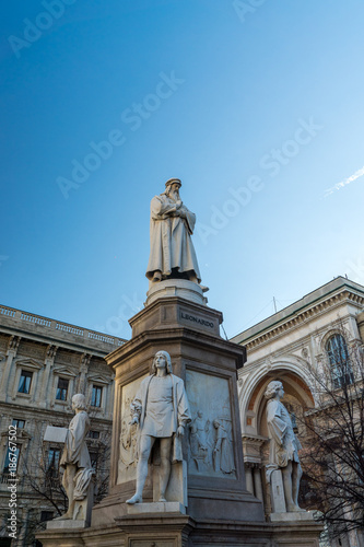 Leonardo da Vinci Statue at Piazza della Scala, Milano © schame87