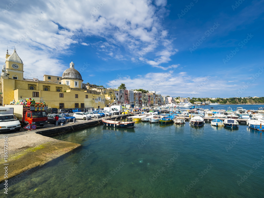 Naklejka premium Marina di Procida, kościół Parrocchia Maria Ss. Della Pieta, wyspa Procida, strona północno-wschodnia, Wyspy Flegrejskie, Region Neapolu, Kampania, Włochy