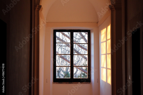 riflesso del sole attraverso una finestra antica