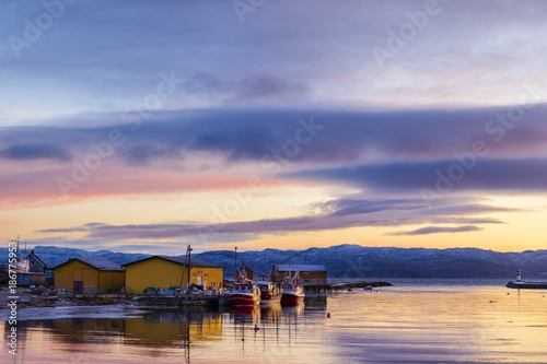 Norwegen, Varangerfjord, Hafen in Annijoki bei Sonnenuntergang