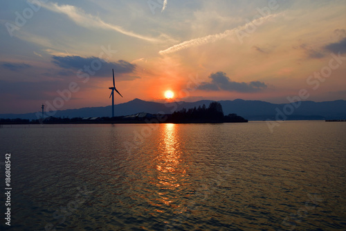 琵琶湖に沈む夕日 © Scott Mirror
