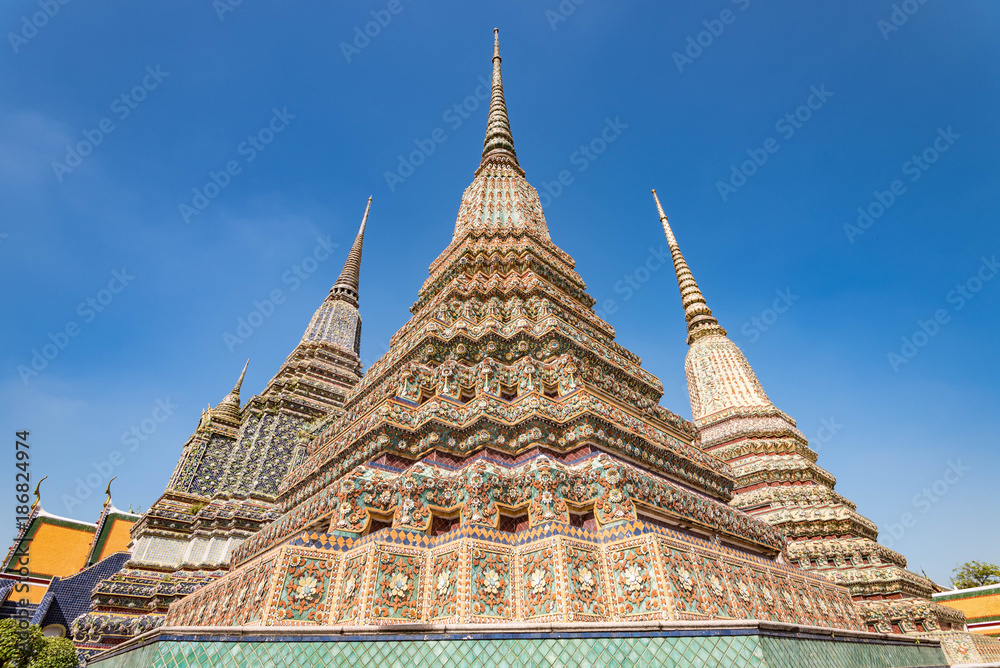 Fototapeta premium タイ・バンコクのワット・ポー寺院の尖塔
