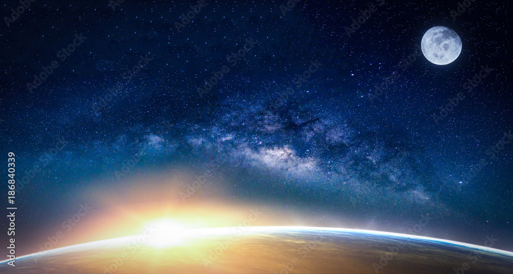 Naklejka premium Krajobraz z galaktyką Drogi Mlecznej. Wschód i ziemia widok z kosmosu z galaktyki Drogi Mlecznej. (Elementy tego zdjęcia dostarczone przez NASA)