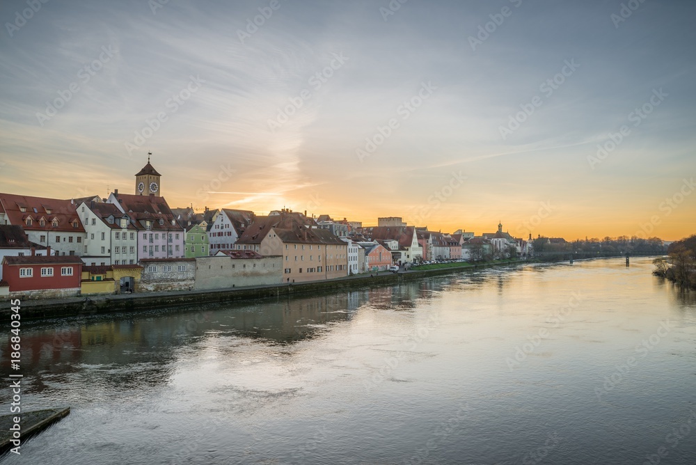 Regensburg am Abend mit Promenade und Dom und Steinerne Brücke, Deutschland
