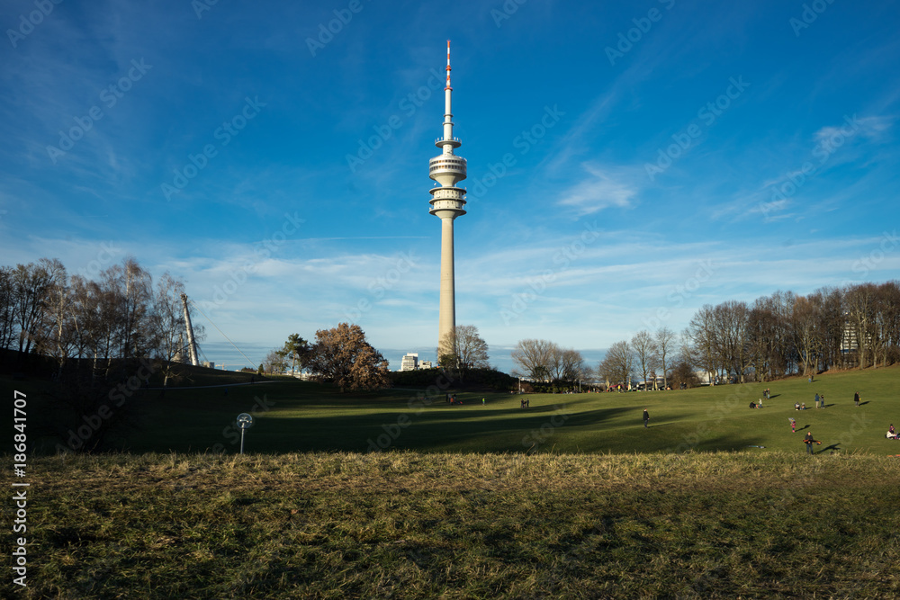 Obraz premium Olympiaberg mit Ausblick Olympiaturm München