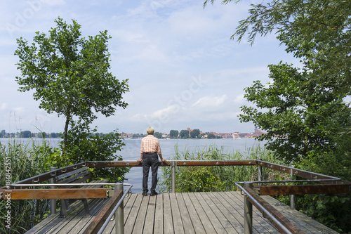 Frau steht auf Aussichtsplattform am Seeufer, Müritzsee, Waren, Mecklenburg-Vorpommern, Deutschland, Europa